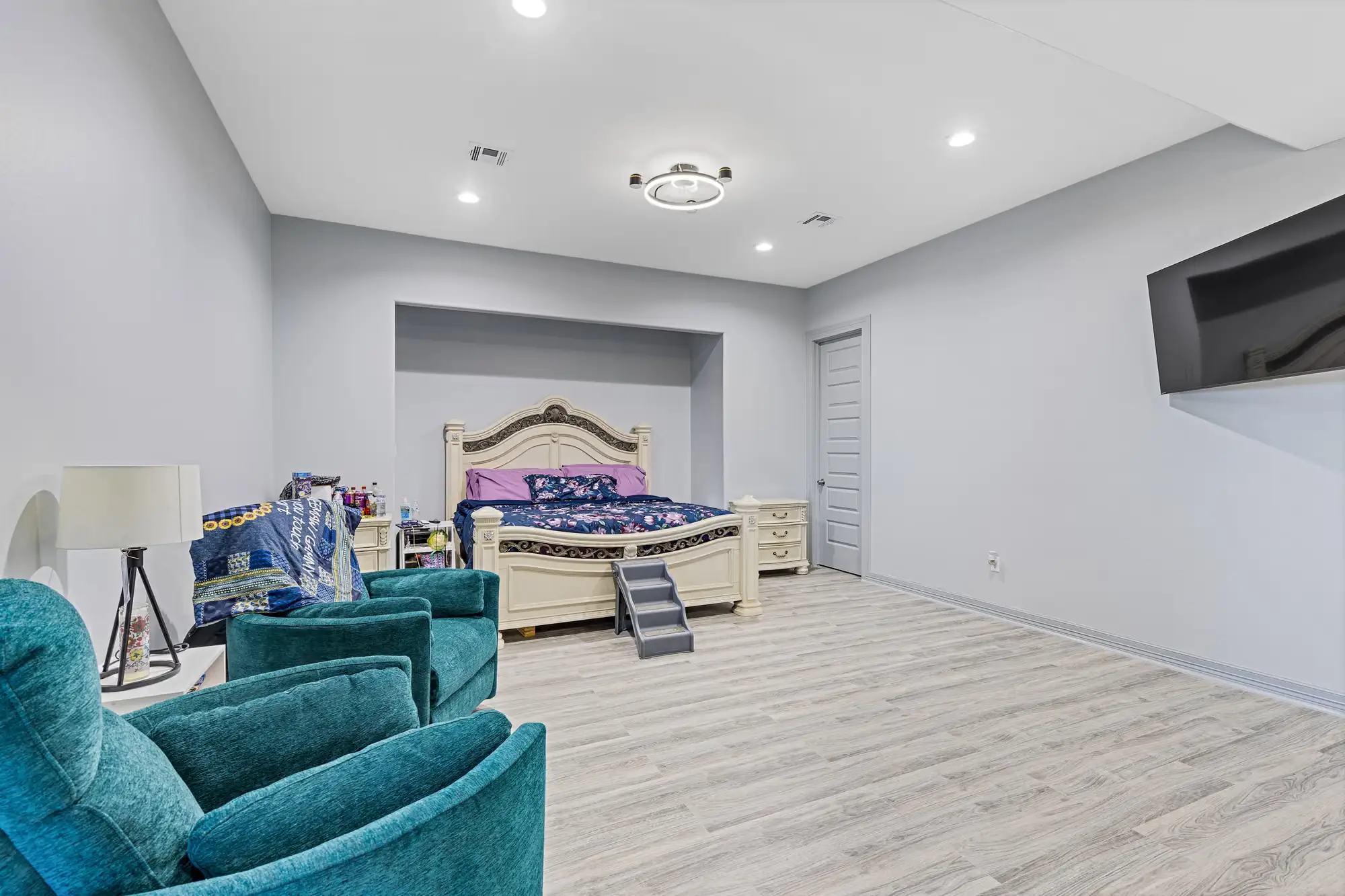 Upstairs bedroom with a high ceiling and its own sitting area