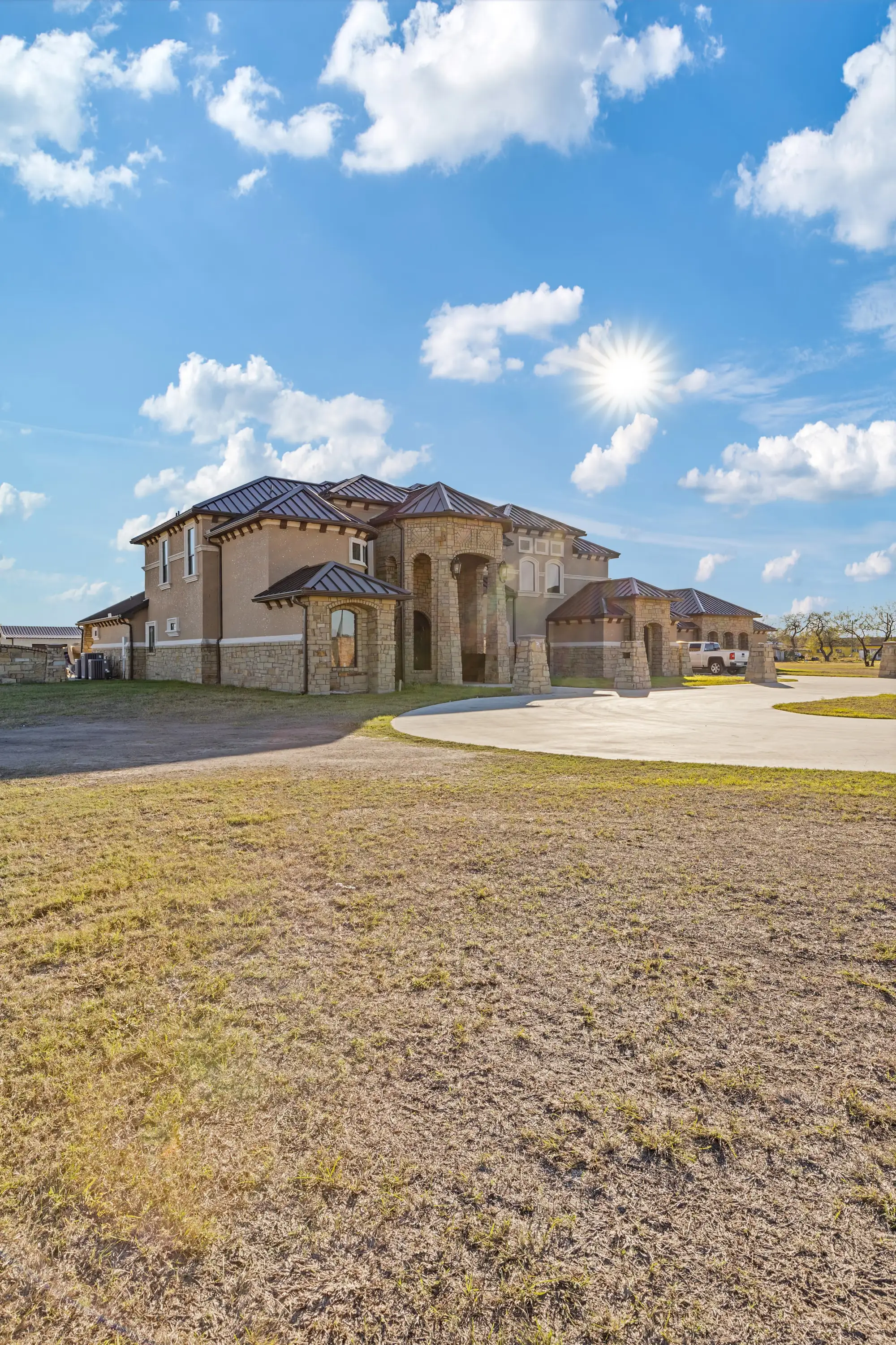 Circular drive reaching the estate’s main portico